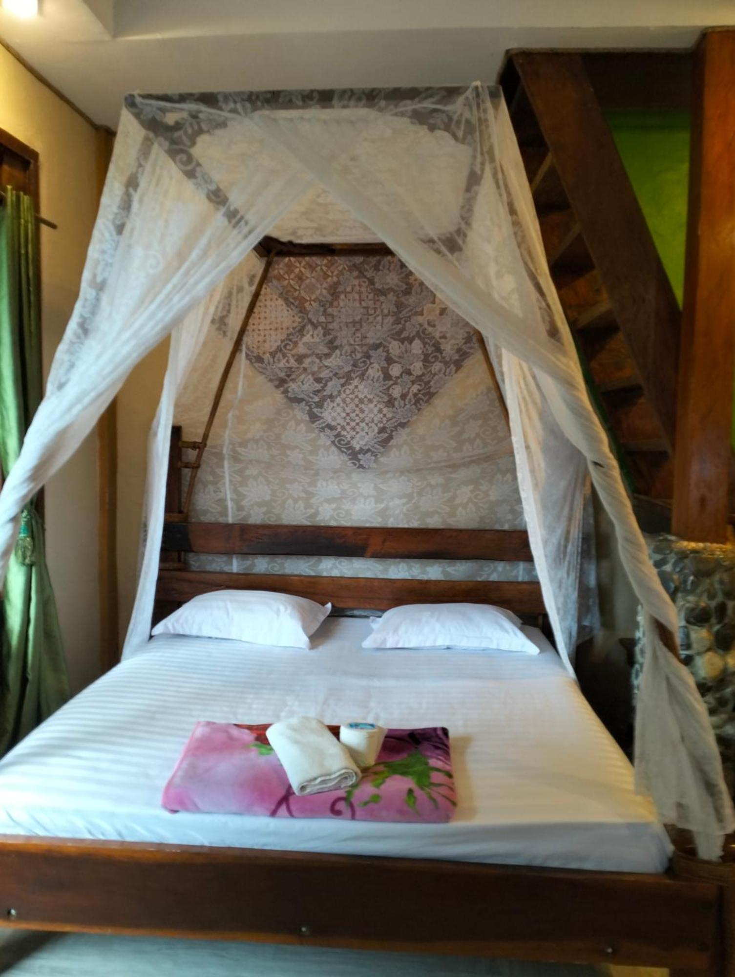 Junia Guesthouse Bukit Lawang Exterior photo